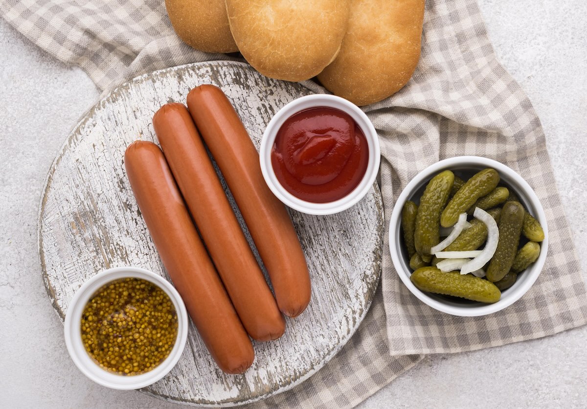 Tradičné párky s horčicou, kečupom a kyslými uhorkami – rýchla klasika.