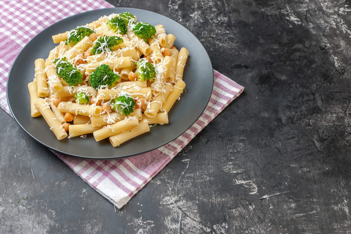 Cestoviny s brokolicou a syrom na tanieri, jednoduchý rýchly obed
