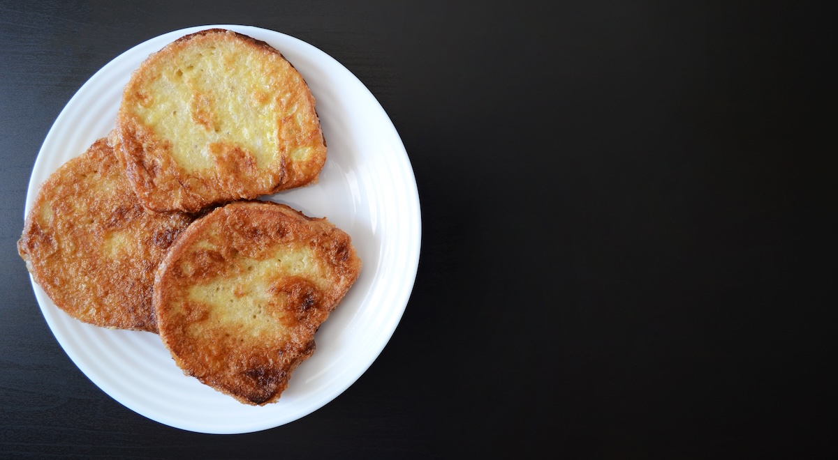 Chlieb vo vajci opečený dozlatista na bielom tanieri