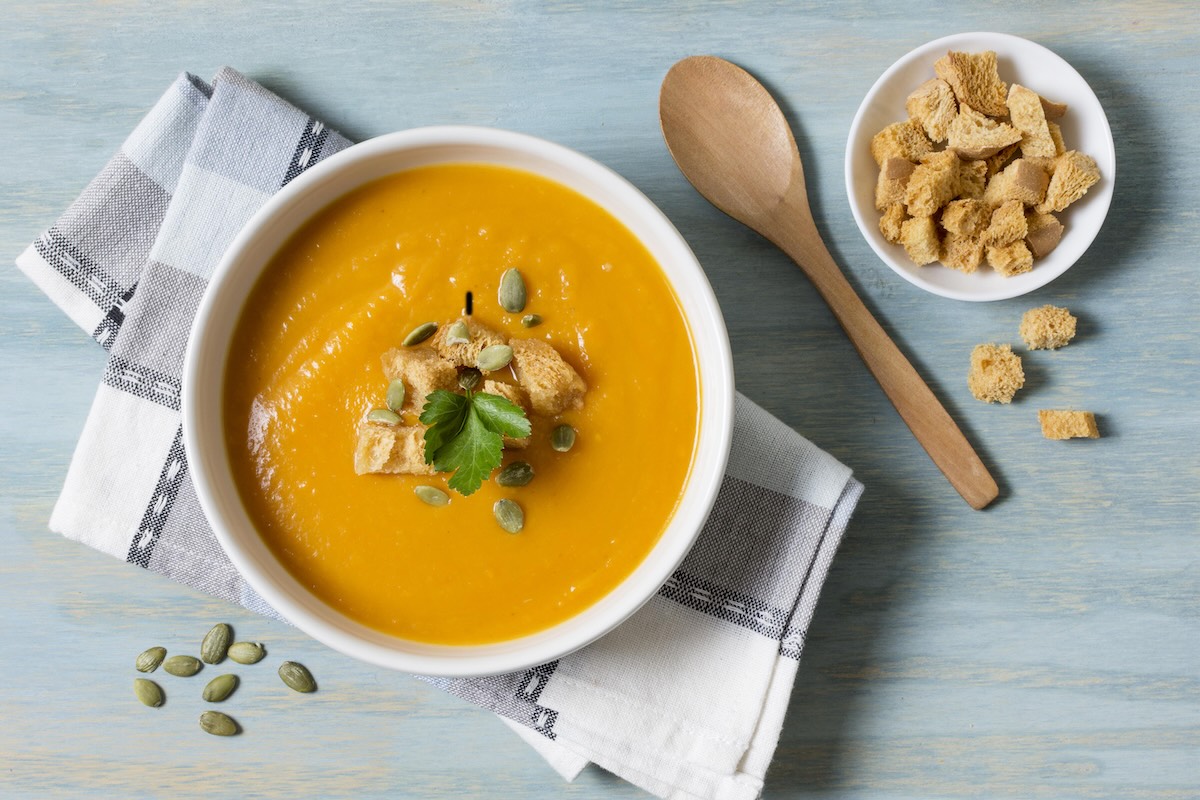 Krémová hokkaido polievka s krutónmi a tekvicovými semienkami