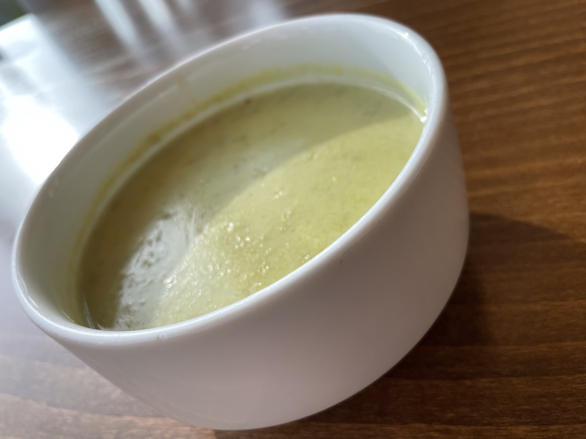 Rýchly hráškový krém podávaný v bielej miske