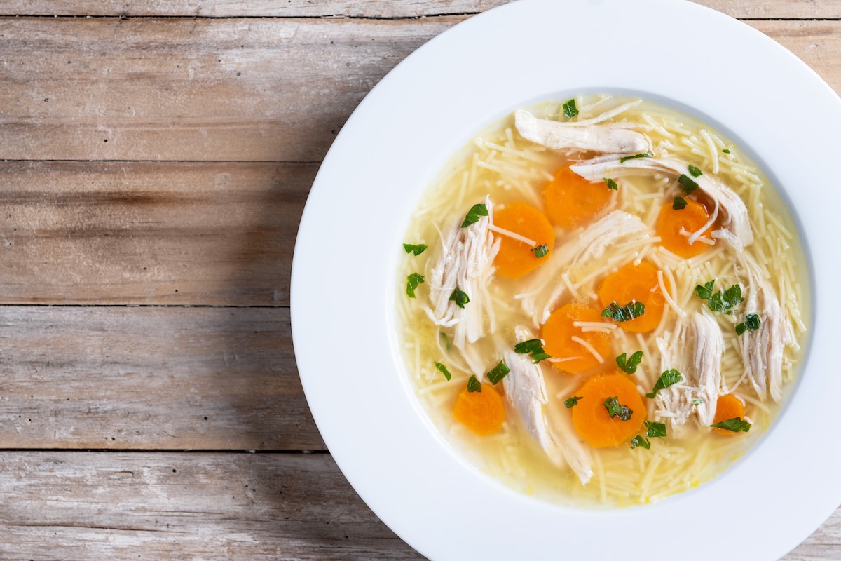 Silný kurací vývar s rezancami, mrkvou a kúskami kuracieho mäsa