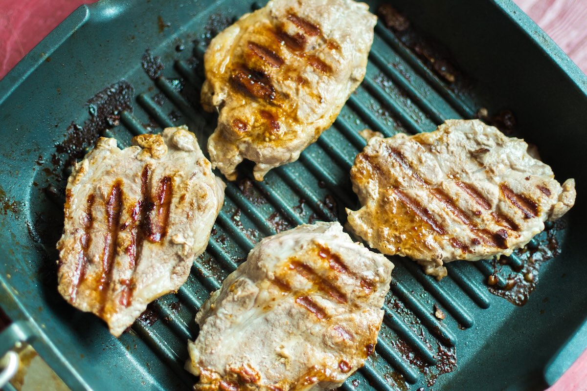 Šťavnaté kuracie prsia opečené na grilovacej panvici s výraznými mriežkami