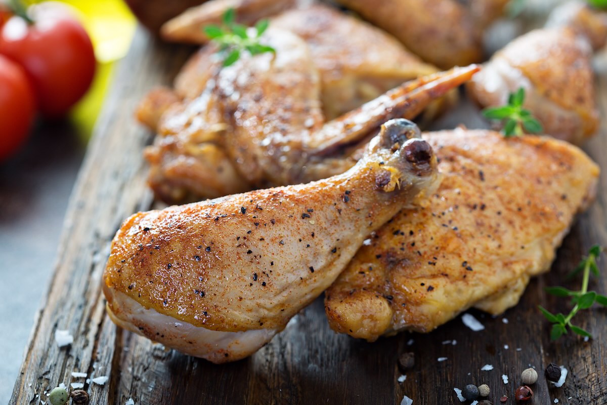 Rýchle kuracie stehná opečené dozlata na panvici, šťavnaté mäso s chrumkavou kožou