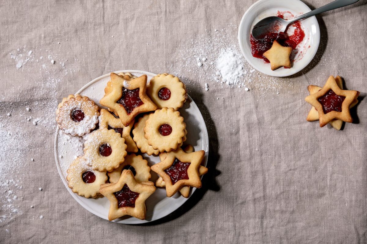 Linecké koláčiky s džemom posypané práškovým cukrom