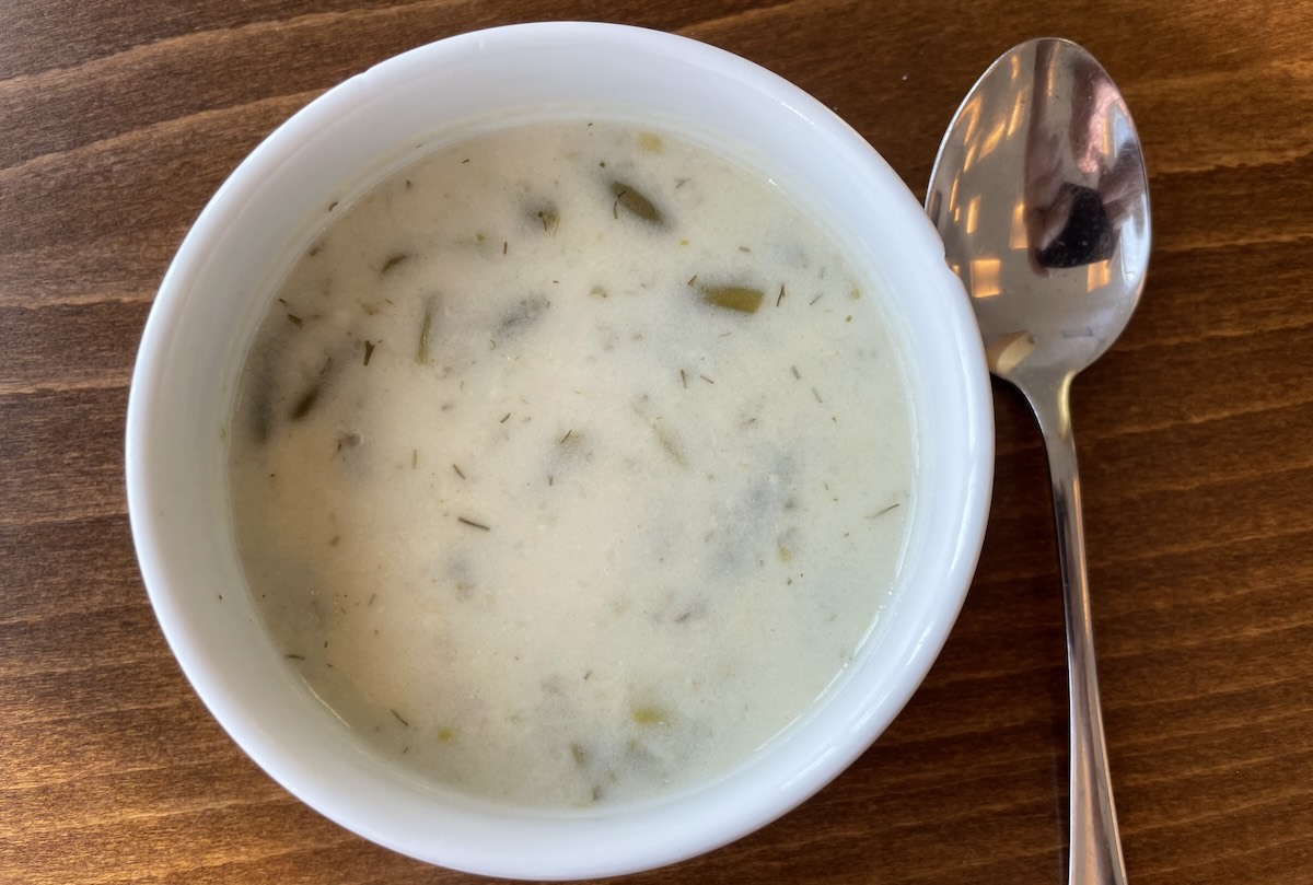 Jednoduchá lúsková polievka v miske na drevenom stole