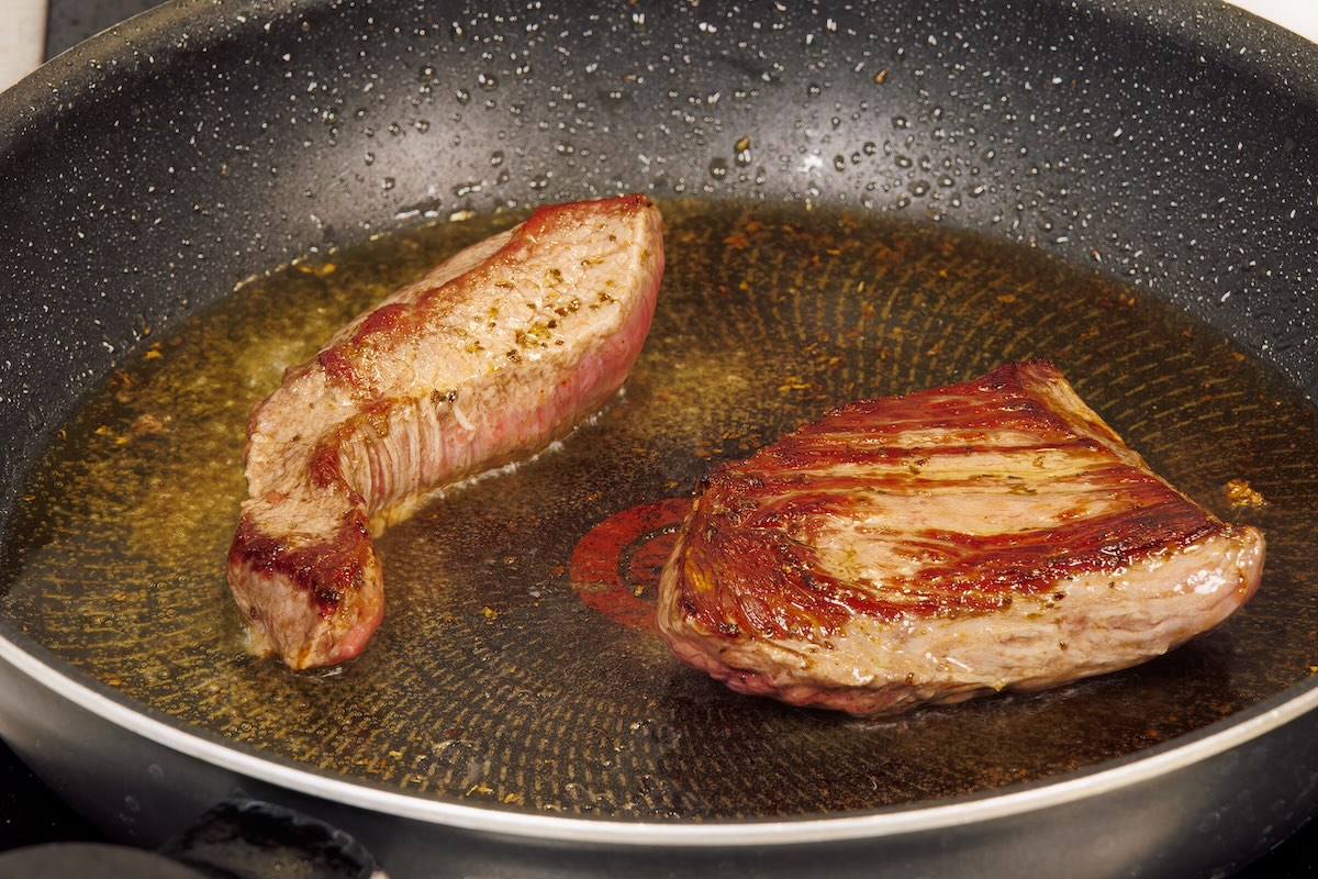 Opekanie mäsa na rozpálenej panvici s tukom – správna technika, aby sa neprilepilo