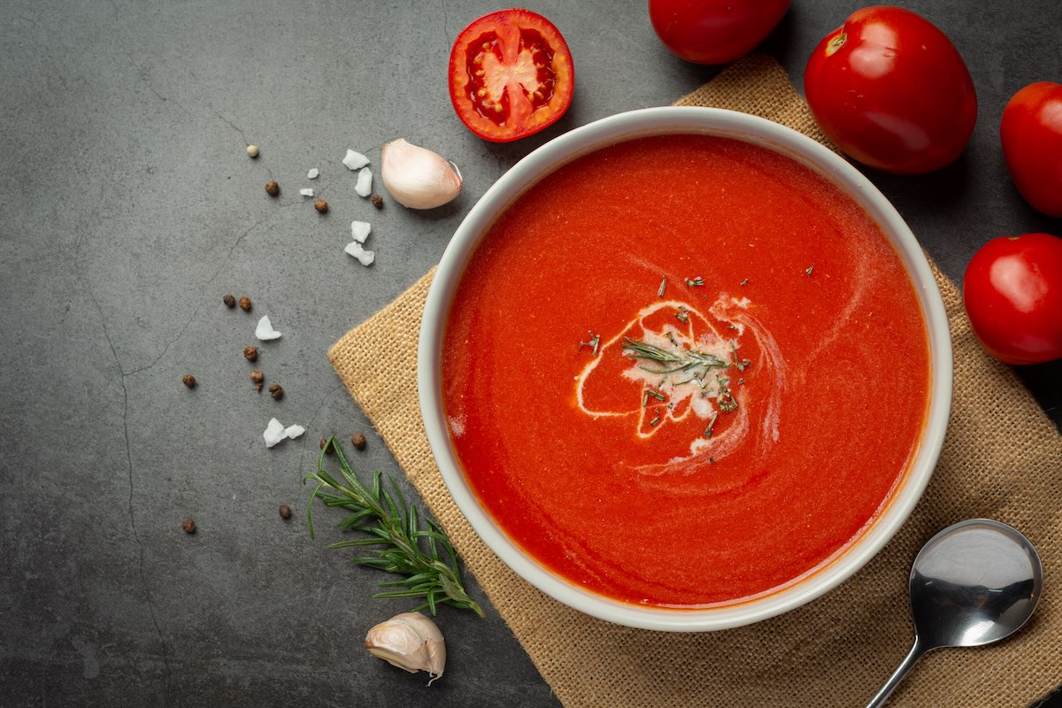 Rýchla paradajková polievka z paradajok so smotanou a bylinkami