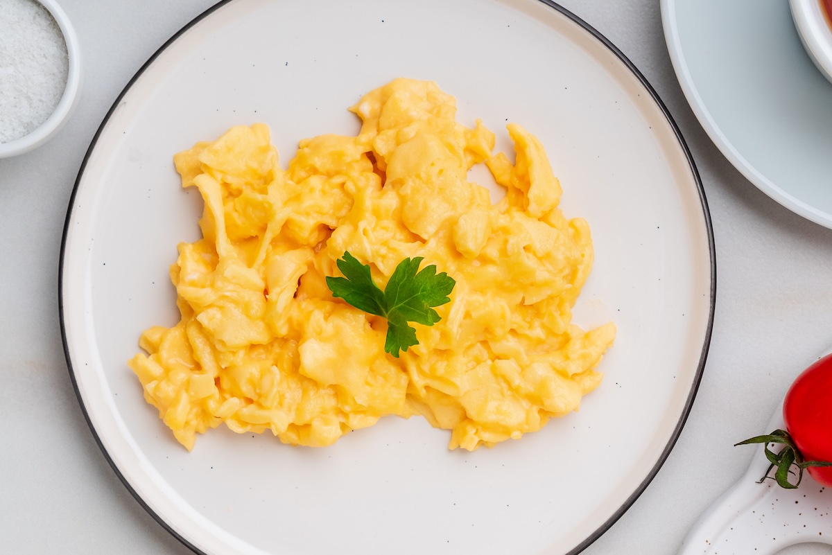 Praženica na masle podávaná na tanieri