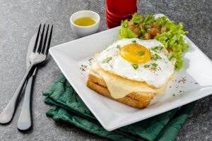 Jednoduchý toast s vajíčkom a roztopeným syrom