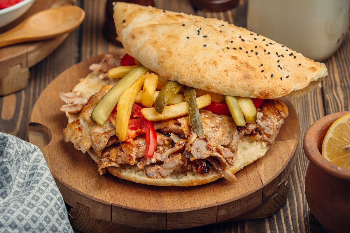 Trhané mäso v chrumkavej žemli s hranolkami a nakladanými uhorkami