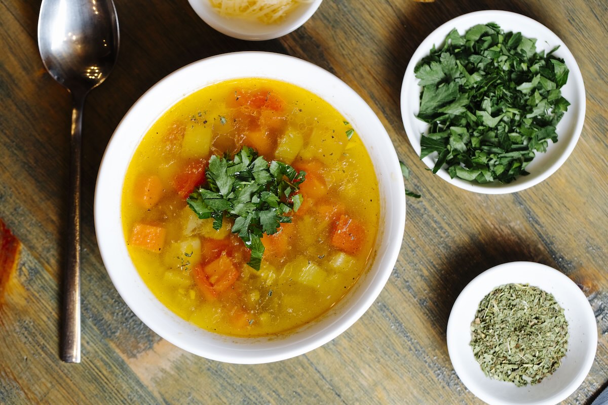 Zeleninový vývar z koreňovej zeleniny s mrkvou, zelerom a petržlenovou vňaťou