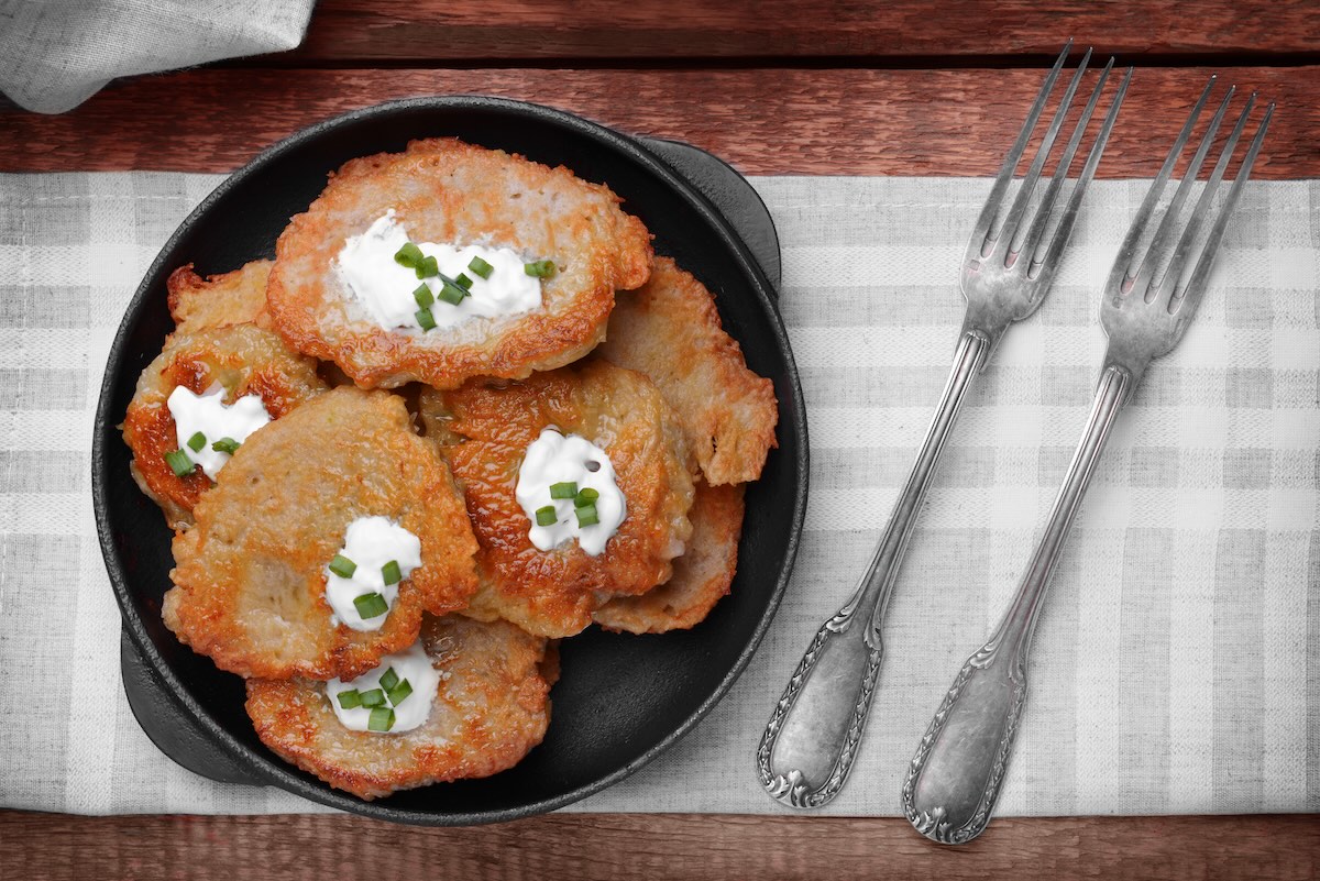 Rýchle zemiakové placky s kyslou smotanou podávané na panvici