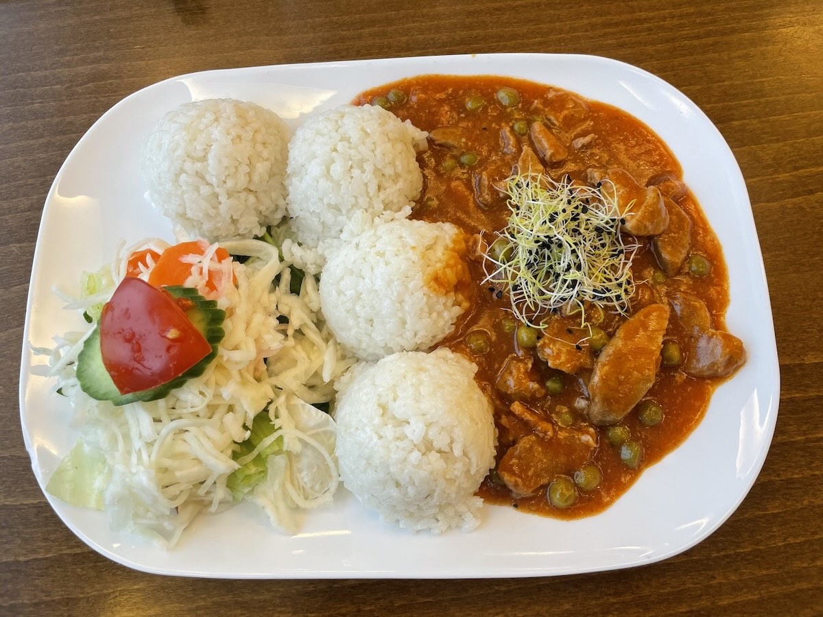 Soté z bravčovej panenky s hráškom a ryžou podávané na tanieri