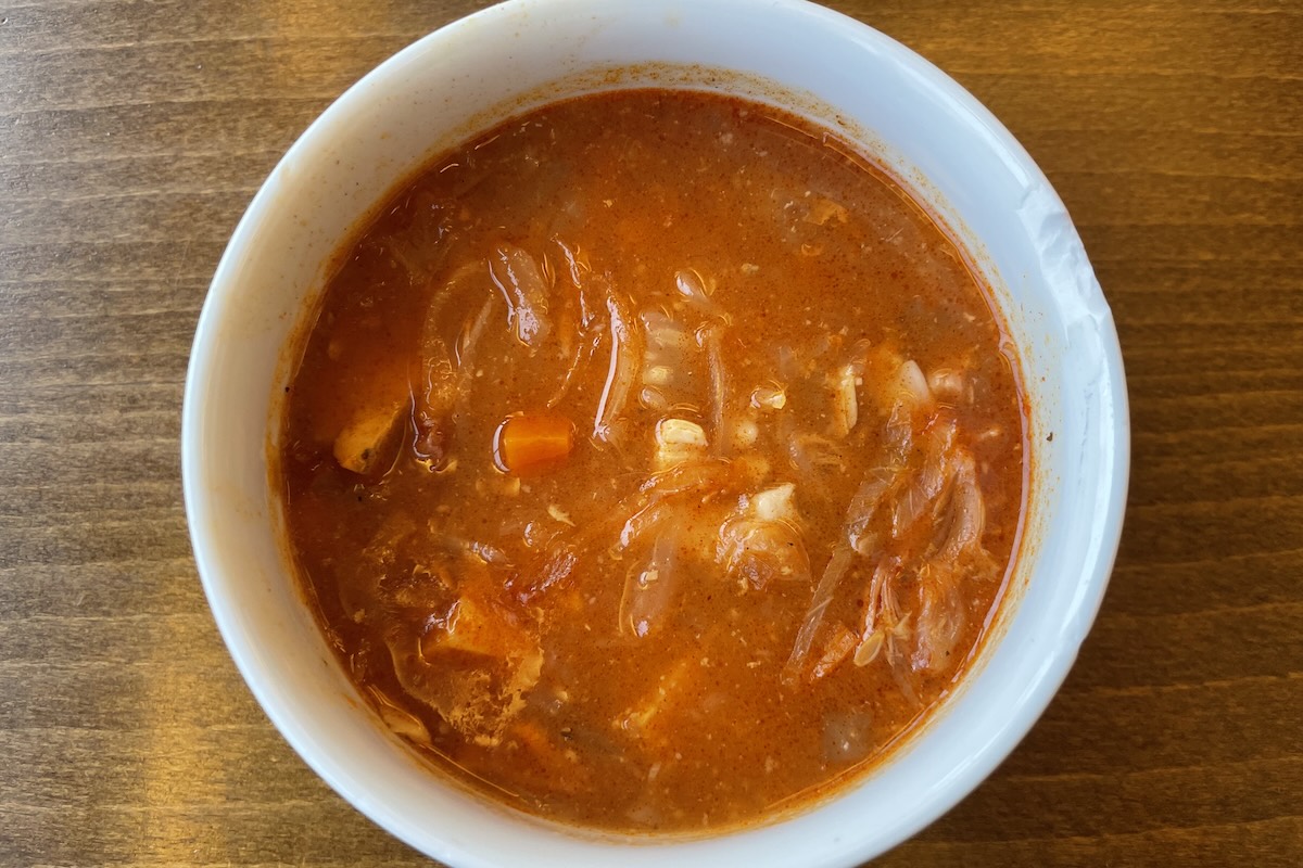 Sýty domáci boršč z červenej repy, kapusty a zeleniny, podávaný horúci.