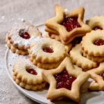 Domáce linecké koláčiky plnené džemom, posypané práškovým cukrom