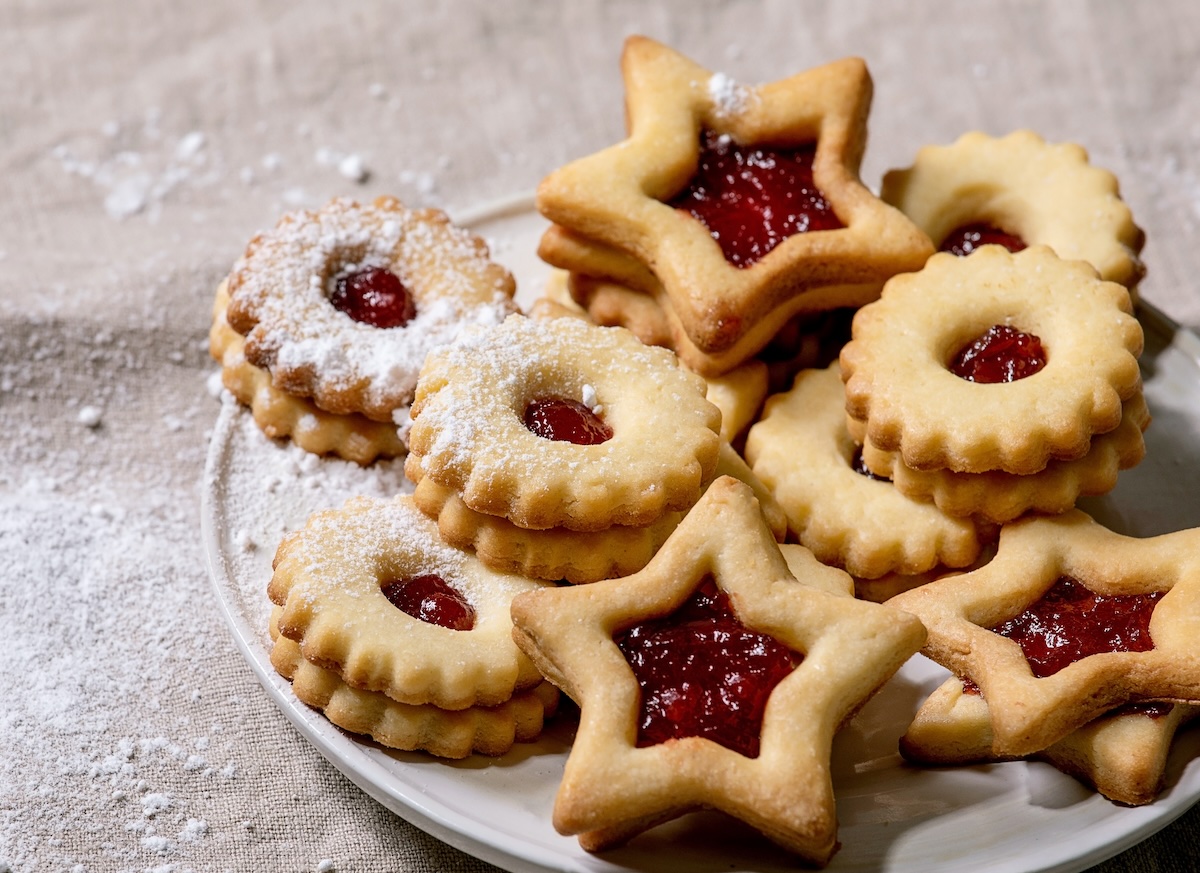 Domáce linecké koláčiky plnené džemom, posypané práškovým cukrom