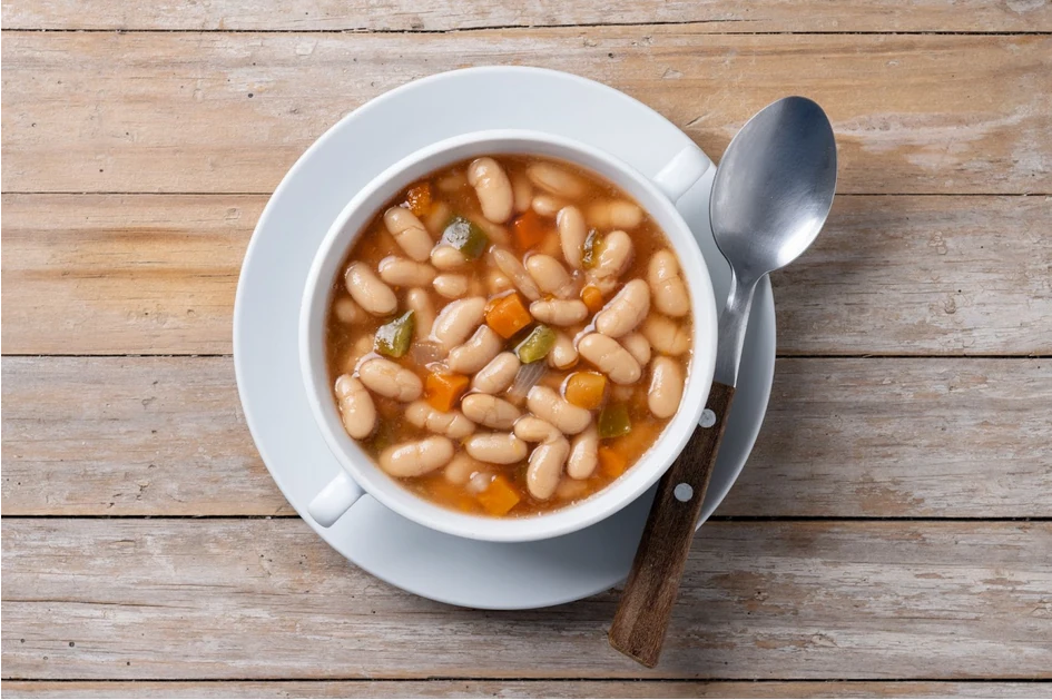Fazuľová polievka z konzervy