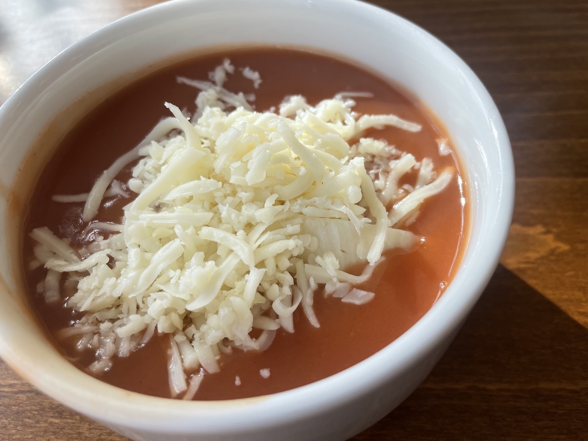 Paradajková polievka z pretlaku posypaná strúhaným syrom