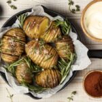 Pečené zemiaky na spôsob hasselback s rozmarínom a soľou v panvici