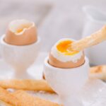 Vajce na hniličku s polotekutým žĺtkom a toastom na namáčanie