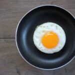 Dokonalé volské oko (jednoduchý recept) Volské oko s tekutým žĺtkom pripravené na nepriľnavej panvici