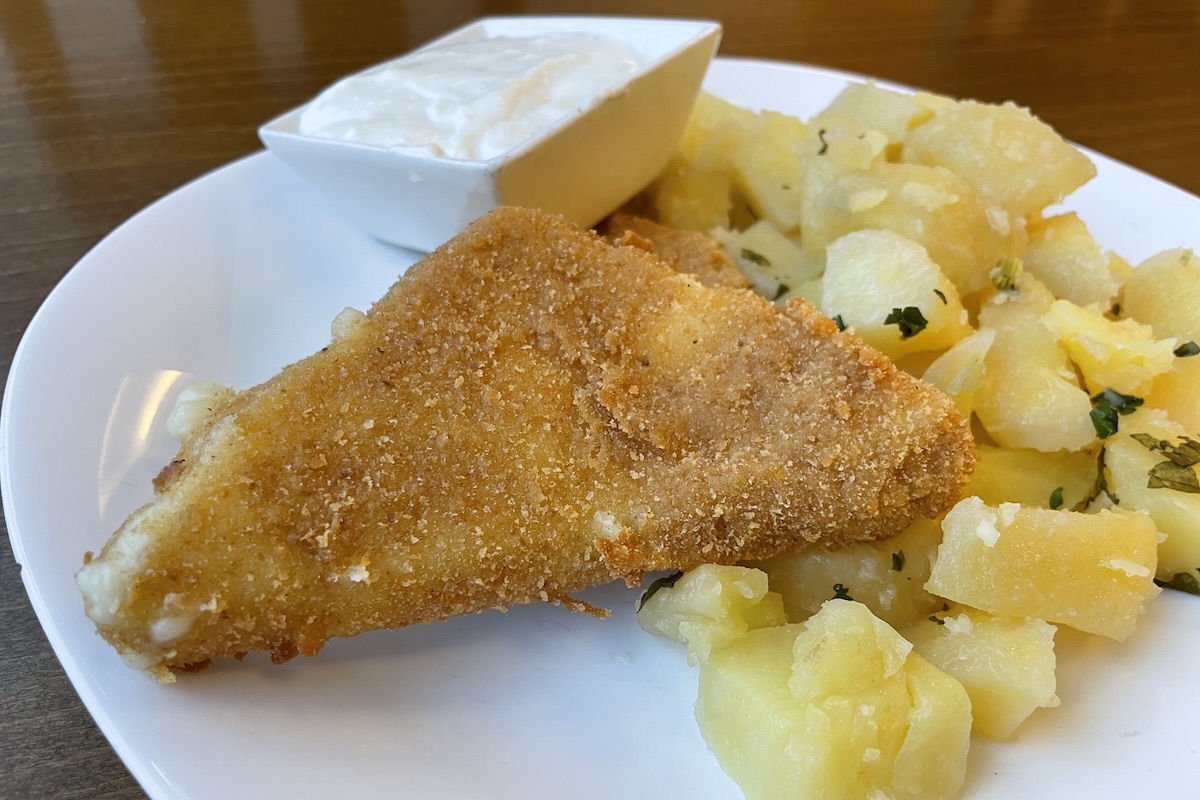 Vyprážaný syr v chrumkavom trojobale podávaný s varenými zemiakmi a tatárskou omáčkou