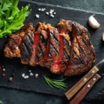 Grilovaný hovädzí steak s typickými pruhmi z grilu