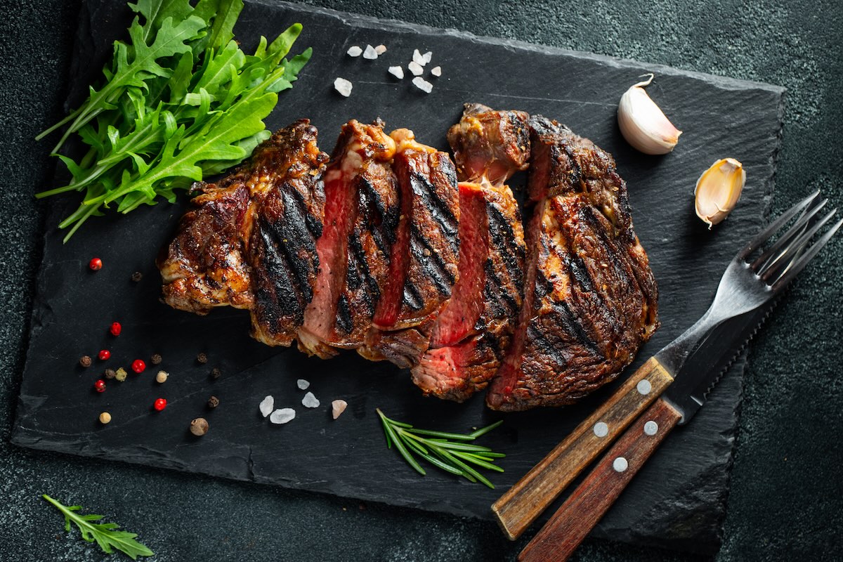 Grilovaný hovädzí steak s typickými pruhmi z grilu