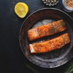 Filety z lososa pripravené na panvici s citrónom a bylinkami