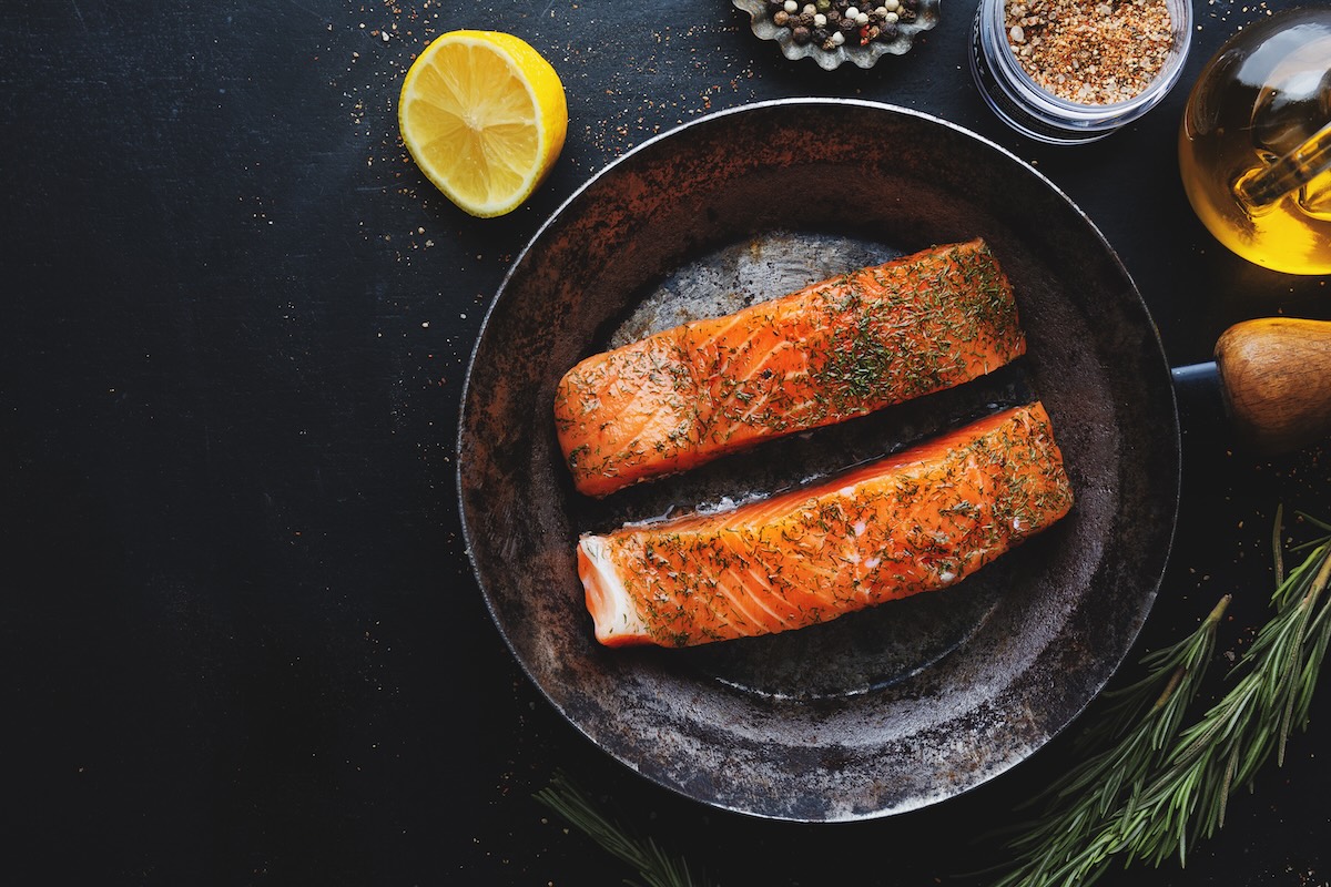 Filety z lososa pripravené na panvici s citrónom a bylinkami