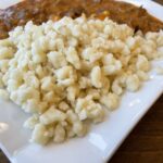 Domáce halušky pripravené bez haluškovača na tanieri