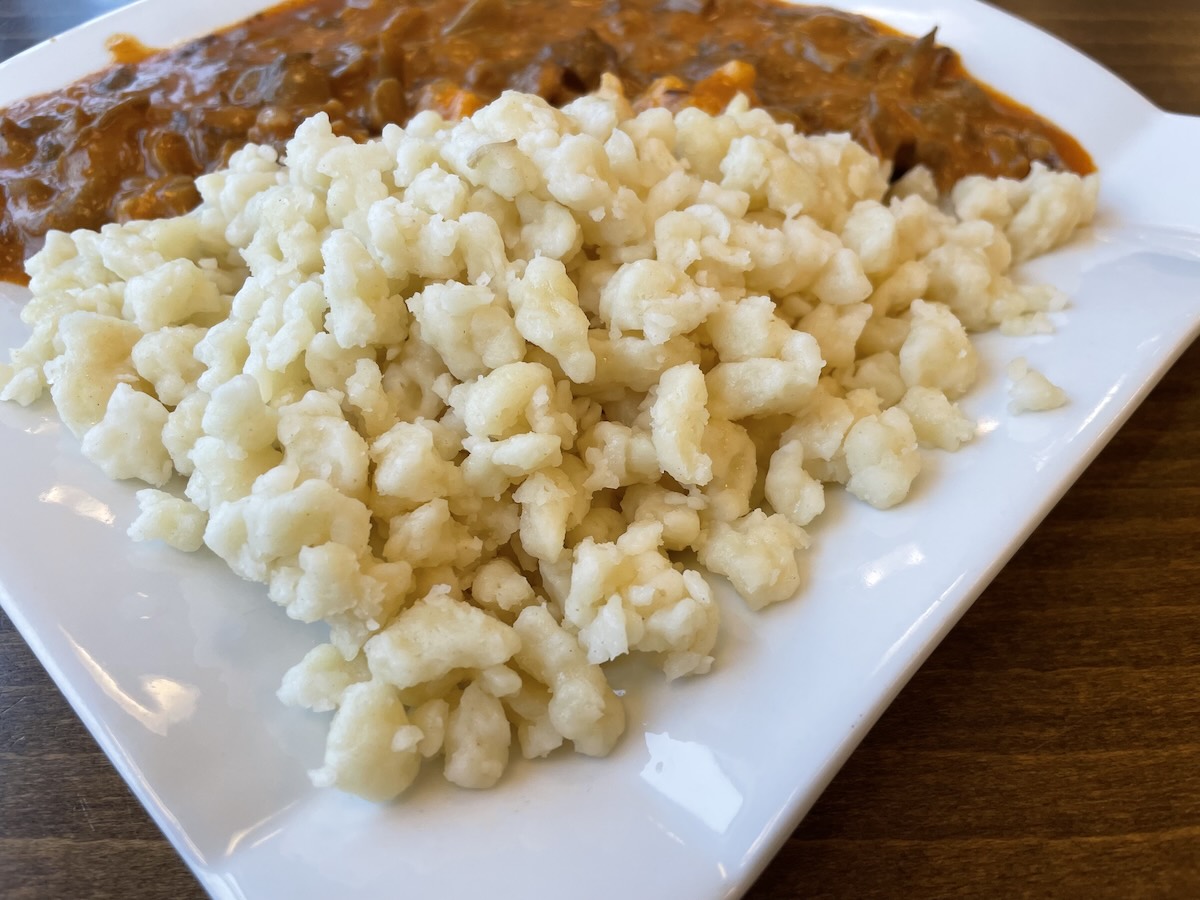 Domáce halušky pripravené bez haluškovača na tanieri