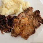 Domáca cigánska pečienka z bravčového karé – rýchly recept Cigánska pečienka z bravčového karé so zemiakovou kašou a cibuľou