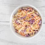 Rýchly coleslaw šalát: jednoduchý recept, hotový za 15 minút Coleslaw šalát z bielej a červenej kapusty s mrkvou v miske