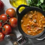 Domáci hovädzí guláš s kúskami hovädzieho mäsa v hustej paprikovej omáčke v hrnci