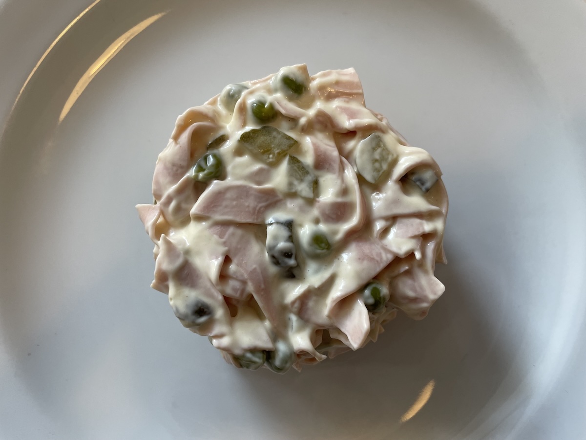 Domáci parížsky šalát so šunkou, hráškom a uhorkou