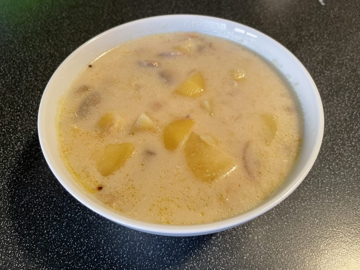 Domáca fazuľová polievka so zemiakmi v miske