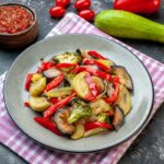 Grilovaná zelenina s paprikou, cuketou, baklažánom a brokolicou na tanieri