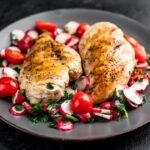 Grilované kuracie prsia so zeleninovým šalátom – rýchly obed z kuracieho mäsa