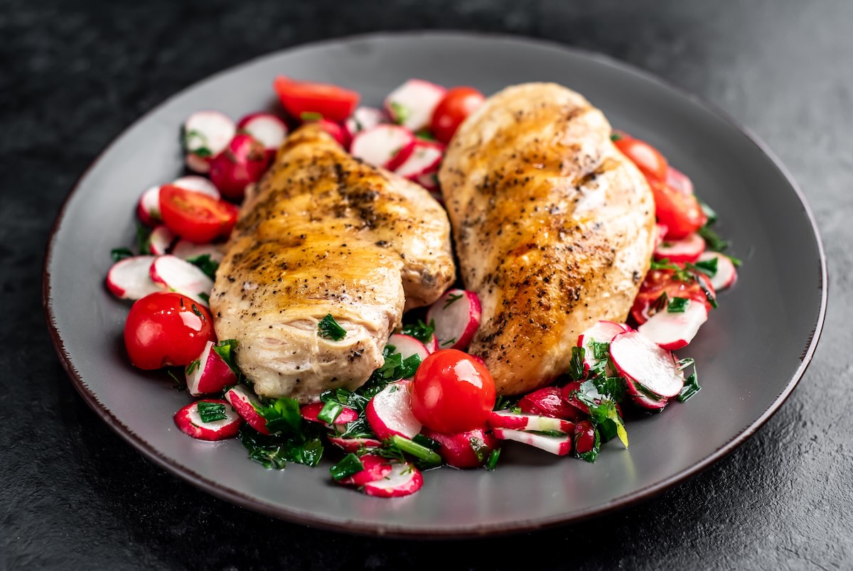 Grilované kuracie prsia so zeleninovým šalátom – rýchly obed z kuracieho mäsa
