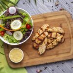 Grilované kuracie prsia nakrájané na kúsky podávané so zeleninovým šalátom