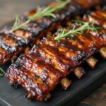 Grilované bravčové rebrá potreté BBQ omáčkou na drevenej doske