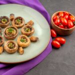 Plnené šampiňóny pripravené na grile na tanieri