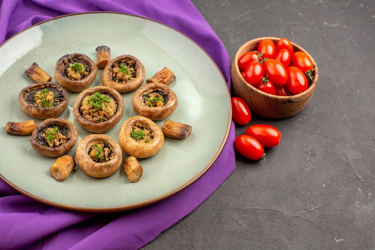 Plnené šampiňóny pripravené na grile na tanieri