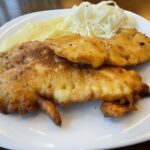 Kuracie prsia v cestíčku na tanieri so zemiakovou kašou a kapustovým šalátom