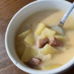 Rýchla kyslá zemiaková polievka s klobásou a zemiakmi v miske