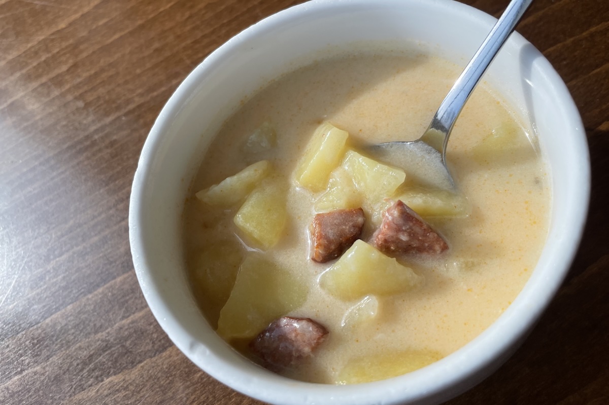 Rýchla kyslá zemiaková polievka s klobásou a zemiakmi v miske