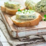 Maslo s medvedím cesnakom na chlebe, domáce bylinkové maslo pripravené na podávanie