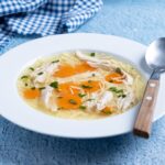 Nedeľná kuracia polievka s rezancami, mrkvou a kúskami kuracieho mäsa